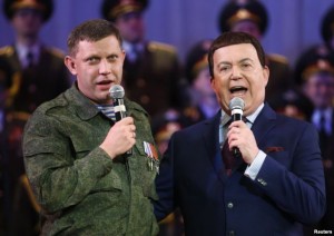 Російський співак Йосип Кобзон (праворуч) і так званий «прем’єр» угруповання «ДНР» Олександр Захарченко, Донецьк, 27 жовтня 2014 року