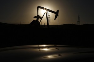 Reuters. За прогнозами аналітиків, у 2015 році світова ціна на нафту продовжуватиме падати