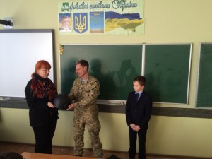Ігор В’ячеславович подарував шкільному музею каску, яка врятувала життя одного з бійців